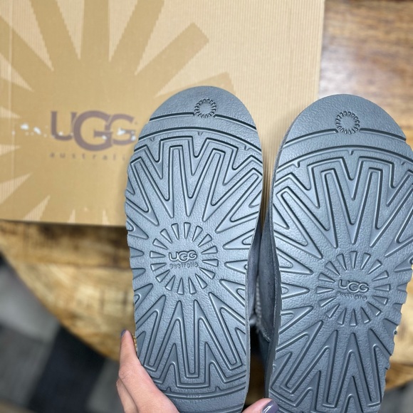 UGGS Bailey button boots - Picture 4 of 6